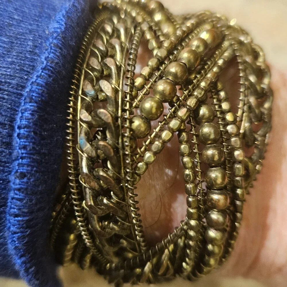 STRETCHABLE BRACELET, BRONZE BEADS AND LINCS ON WIRE, VINTAGE BOHO